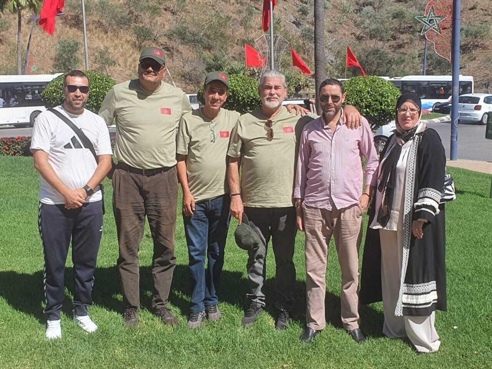Con camisetas verdosas, en el centro y de izquierda a derecha, los líderes del Comité: Said Chramki, Rachid Hsaine y Yahya Yahya.