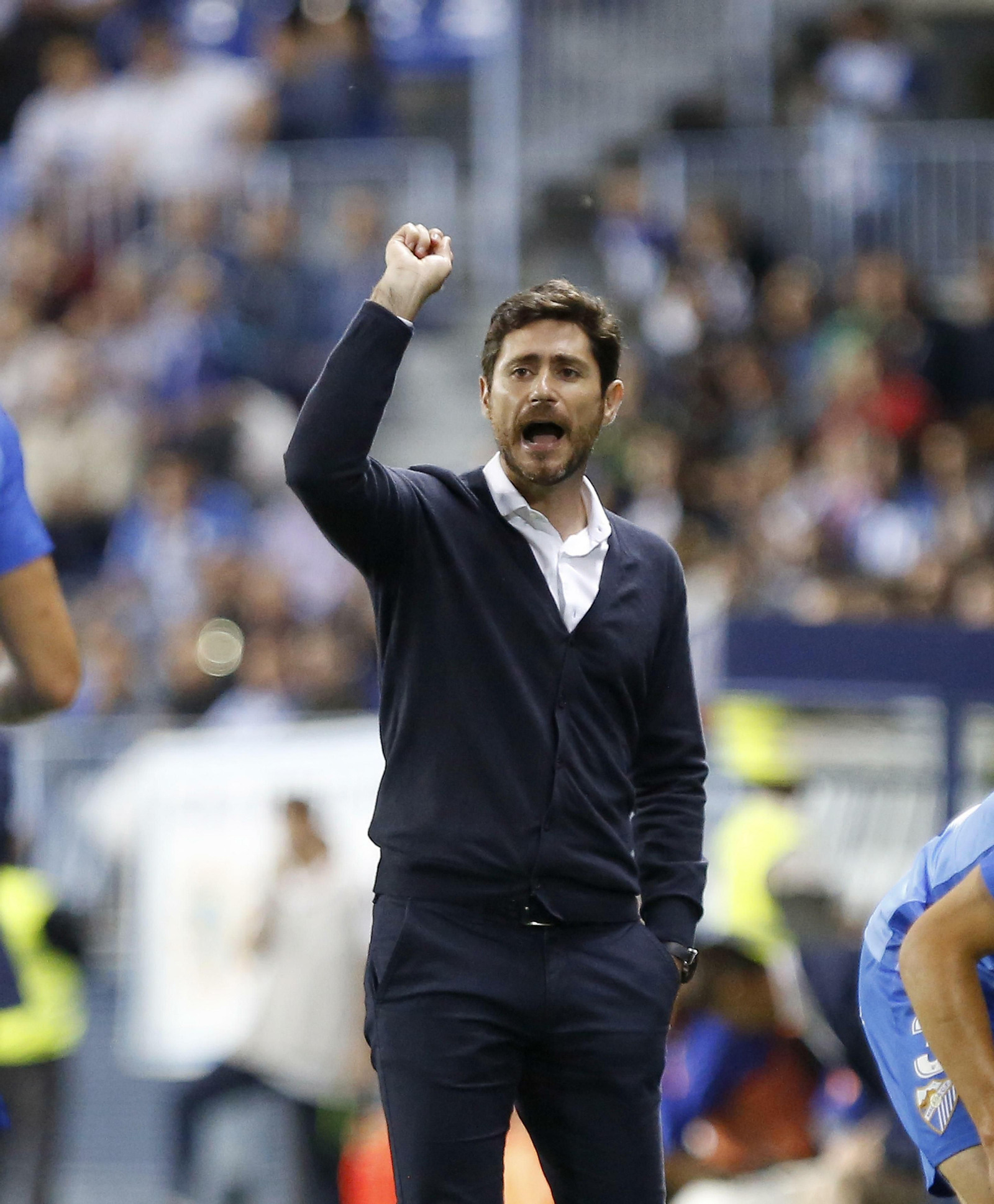 Víctor gesticula durante el partido.