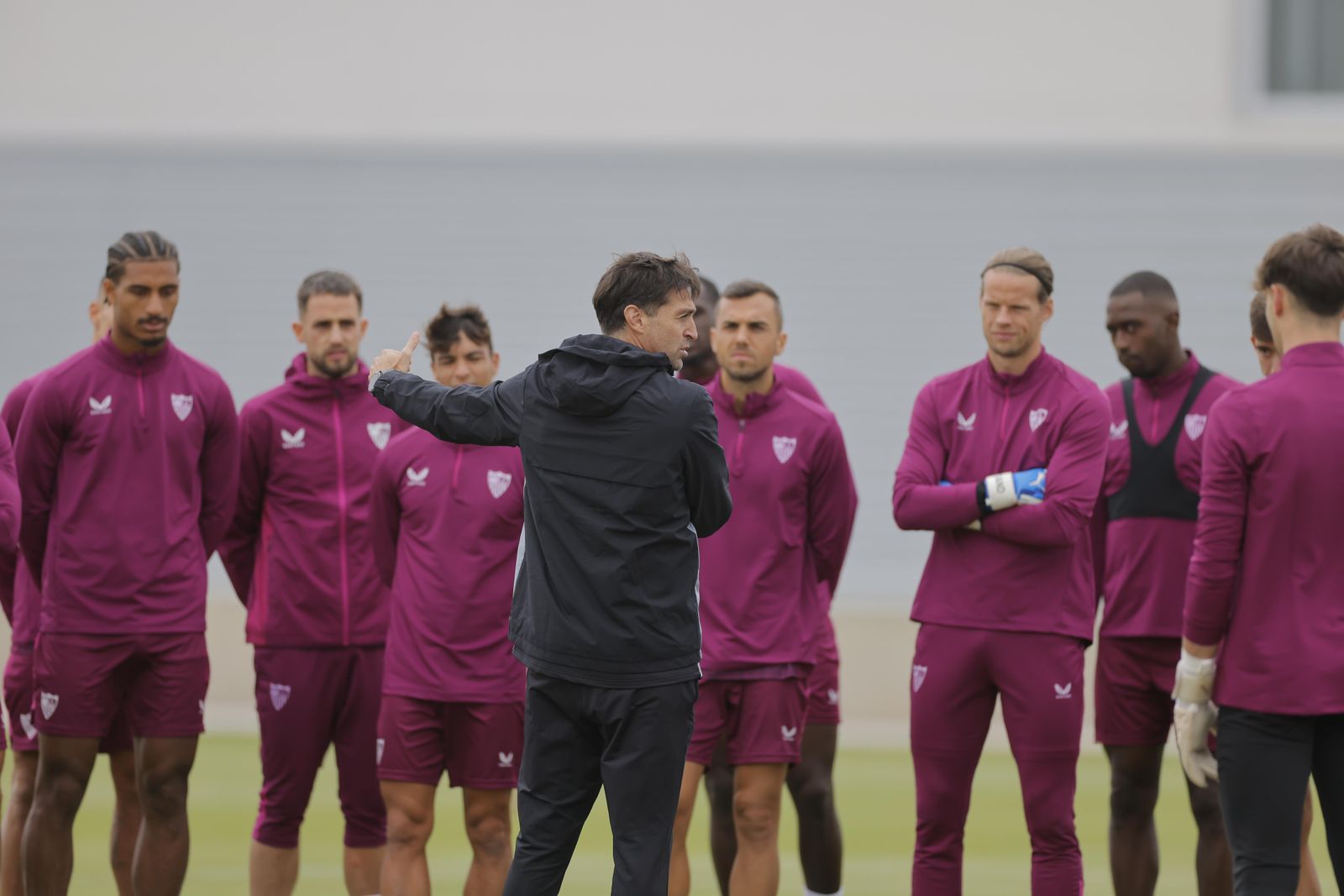 Diego Alonso se dirige a sus jugadores en el entrenamiento de este viernes.