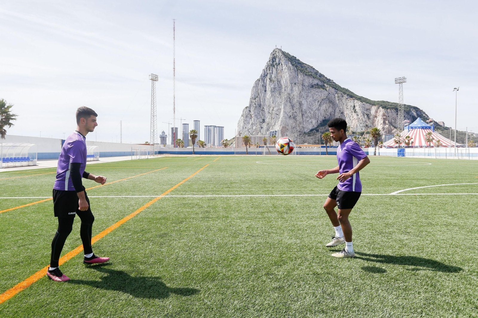 La Balona prepara sobre césped sintético el partido en Lebrija