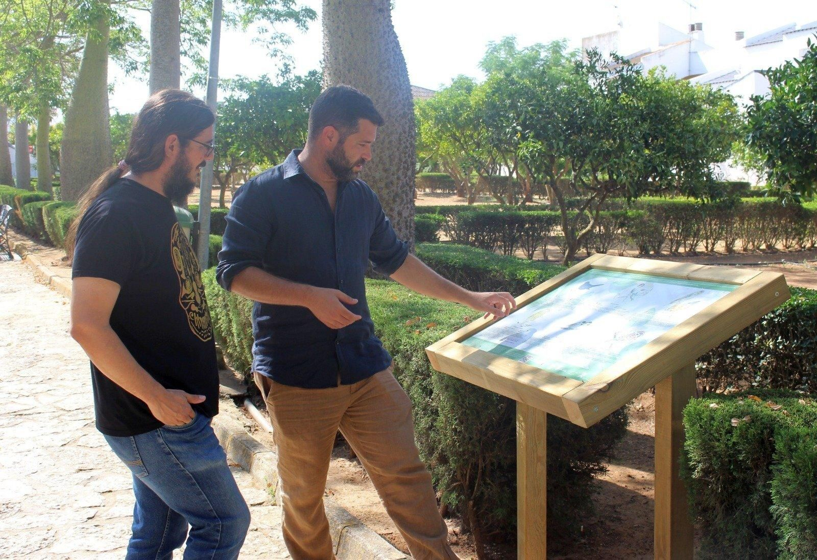 El delegado Roberto Palmero visita el parque en compañía del director de la EOI, Agustín Usero.