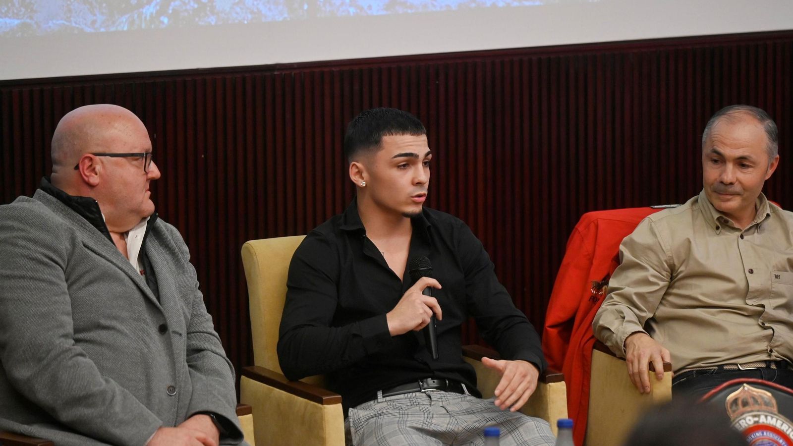 Rafa Lozano Jr., acompañado por su padre y el secretario de la Federación Española de Boxeo.