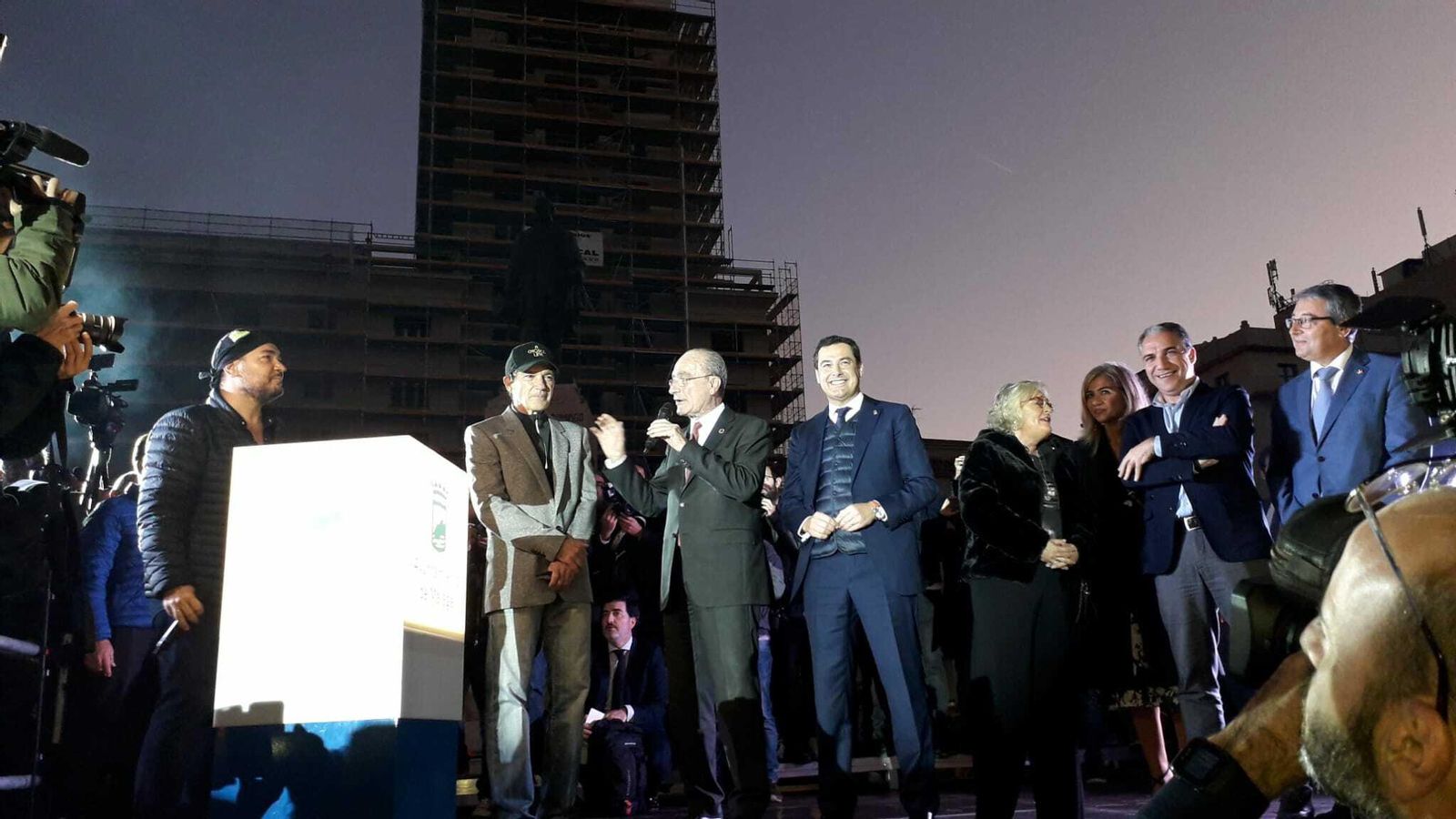 La autoridades junto Antonio Banderas para la inauguración del alumbrado de Navidad. La autoridades junto Antonio Banderas para la inauguración del alumbrado de Navidad.