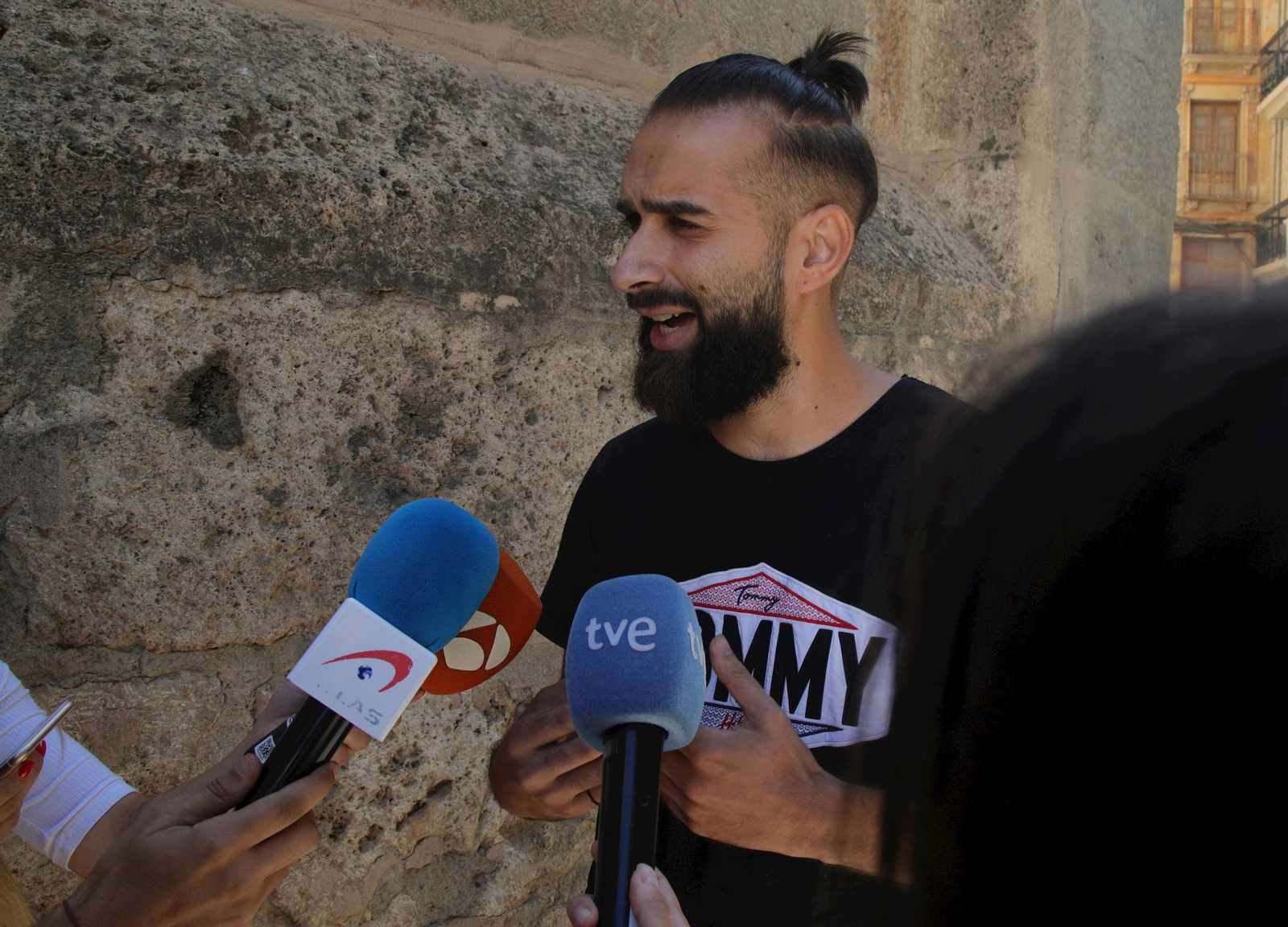 El hermano del detenido por el crimen de Íllora hablando ante la prensa