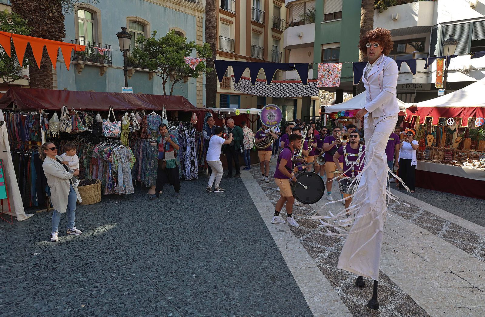 El mercadillo hippie de la Fiesta de la Primavera de La Línea, en imágenes