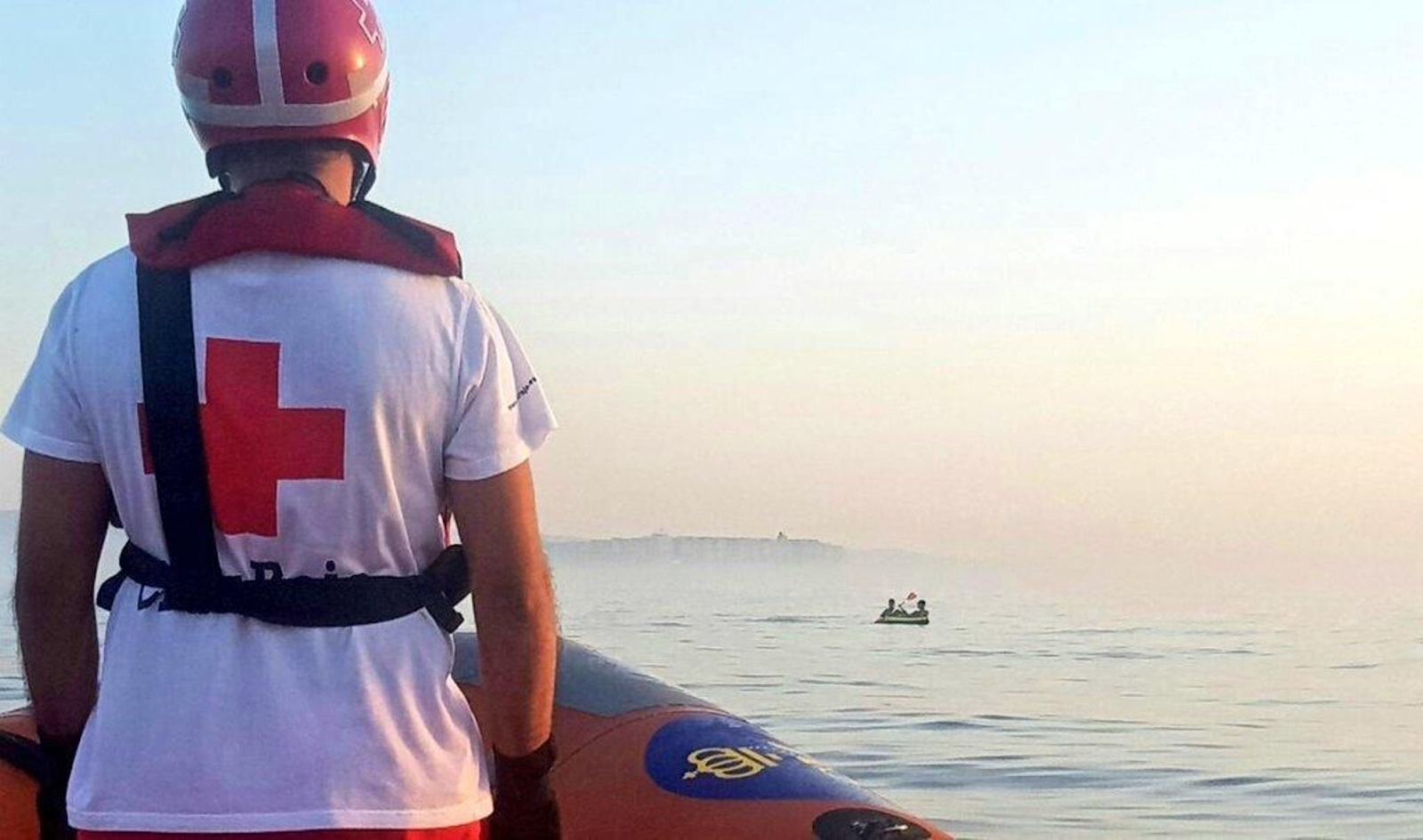 La canoa interceptada con dos menores.