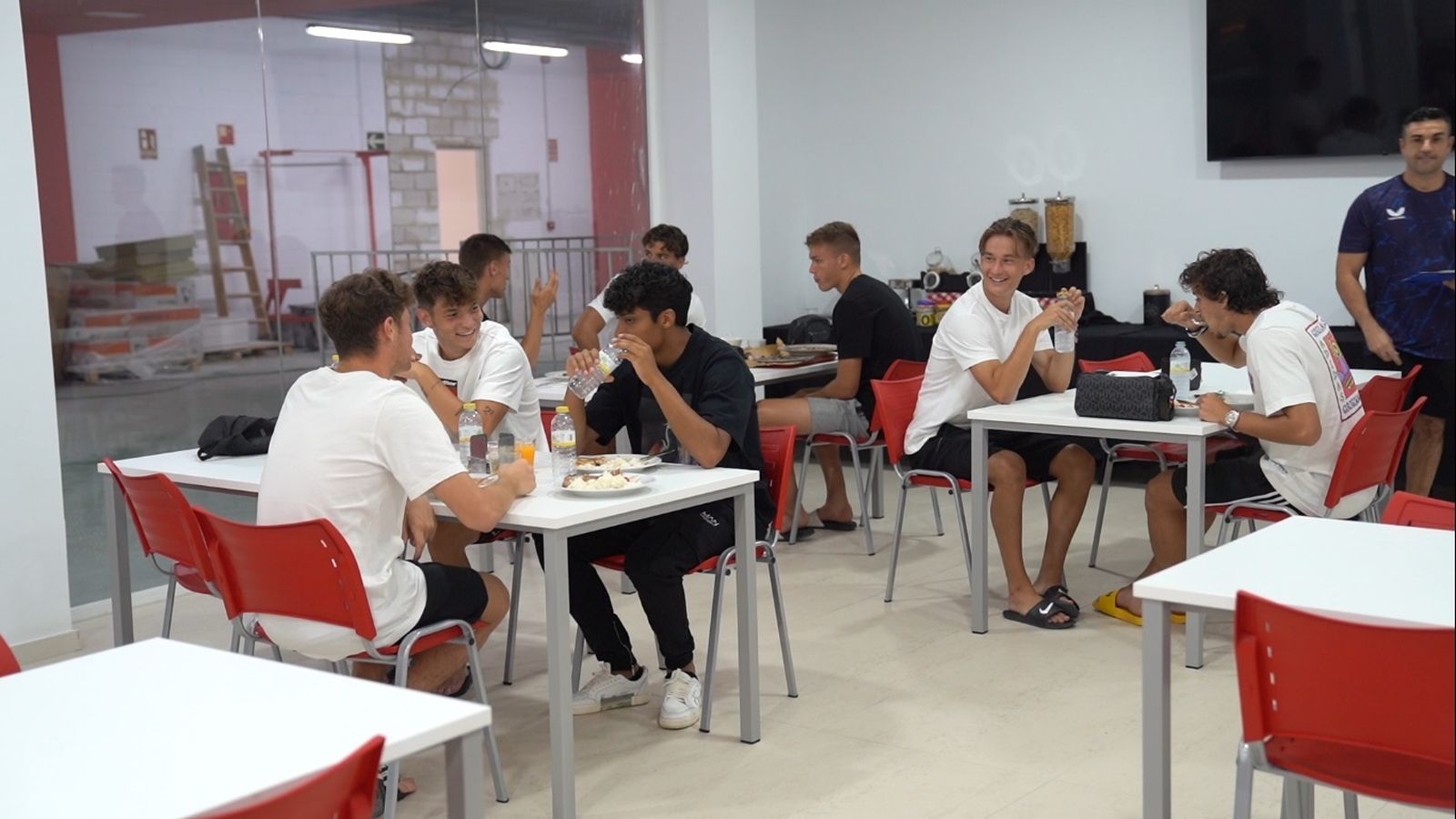 El nuevo comedor está al lado de los vestuarios