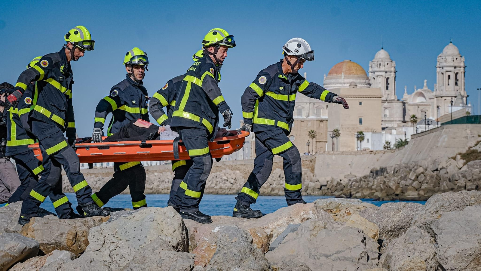 Rescate de bomberos durante el simulacro de tsunami en en la playa Santa María del Mar en Cádiz