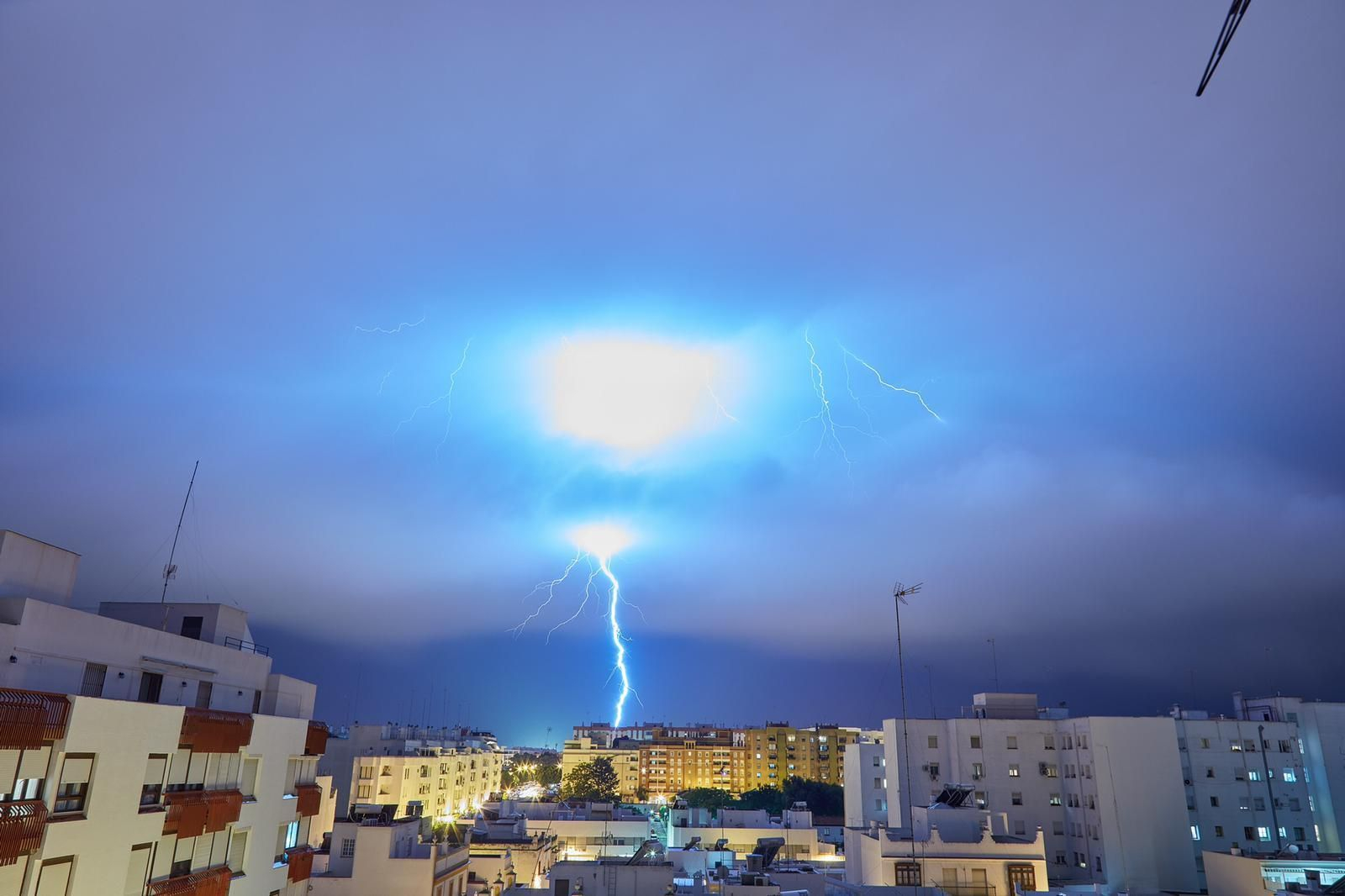 Tormenta eléctrica: Rayos sobre la Bahía de Cádiz.