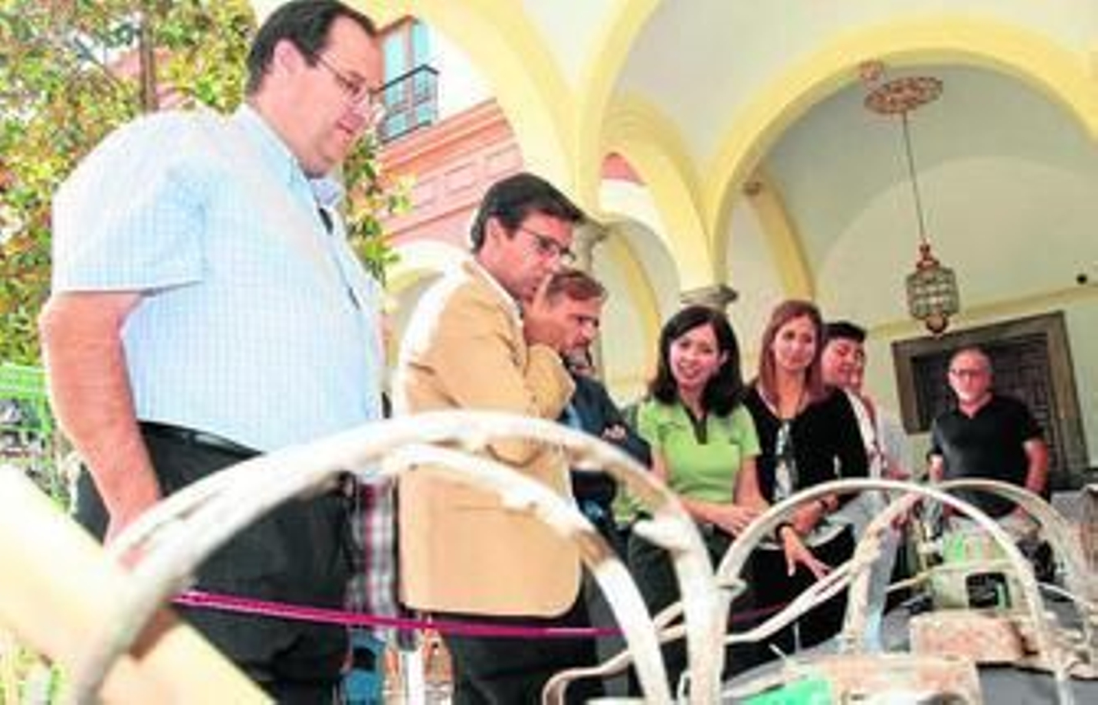 El alcalde de Granada y el consejero de Medio Ambiente en la exposición sobre aves en el Ayuntamiento.