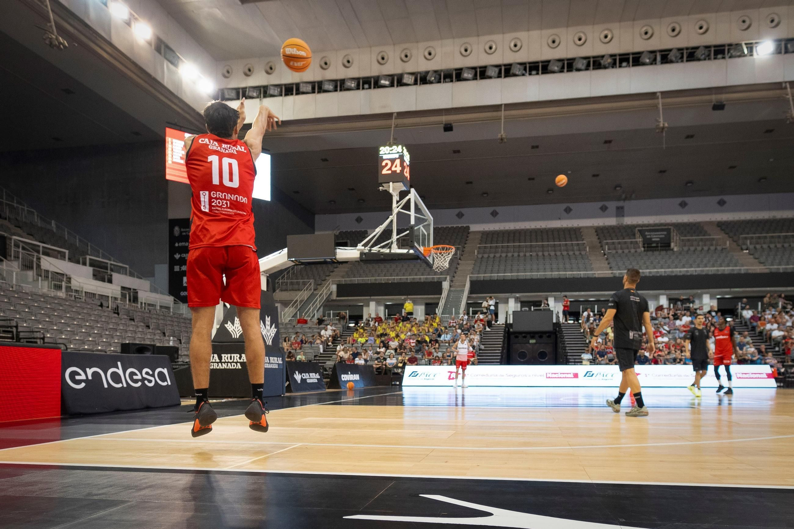 Las imágenes del entreno a puerta abierta del Covirán Granada en el Palacio