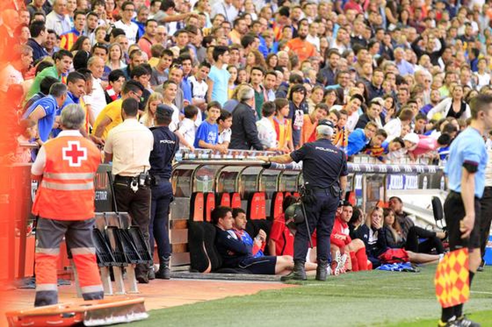 Los albirrojos consuman la pérdida de la categoría un año después de subir al caer en Valencia por 1-0

Foto: LOF