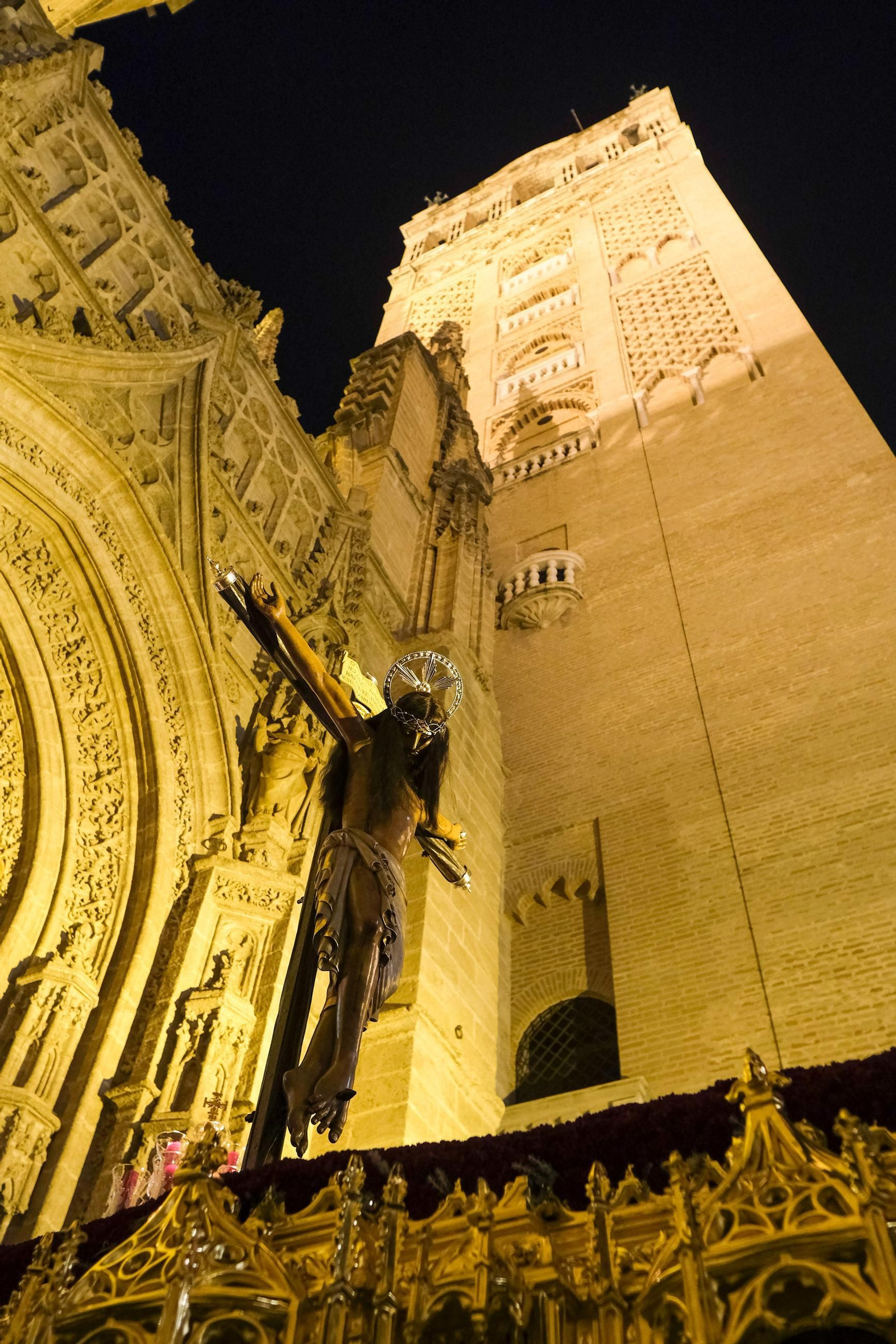 Imágenes de la procesión extraordinaria de regreso del Cristo de San Agustín a San Roque