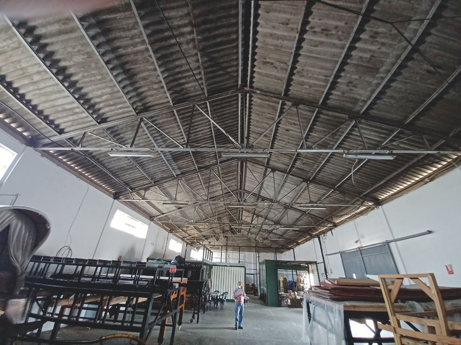 El interior de la nave municipal que será rehabilitada, ubicada en la esquina entre las calles Caraza y Concepción.