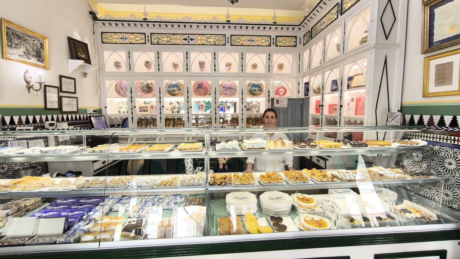 Pilar Rodríguez, tras el mostrador de Confitería Rufino