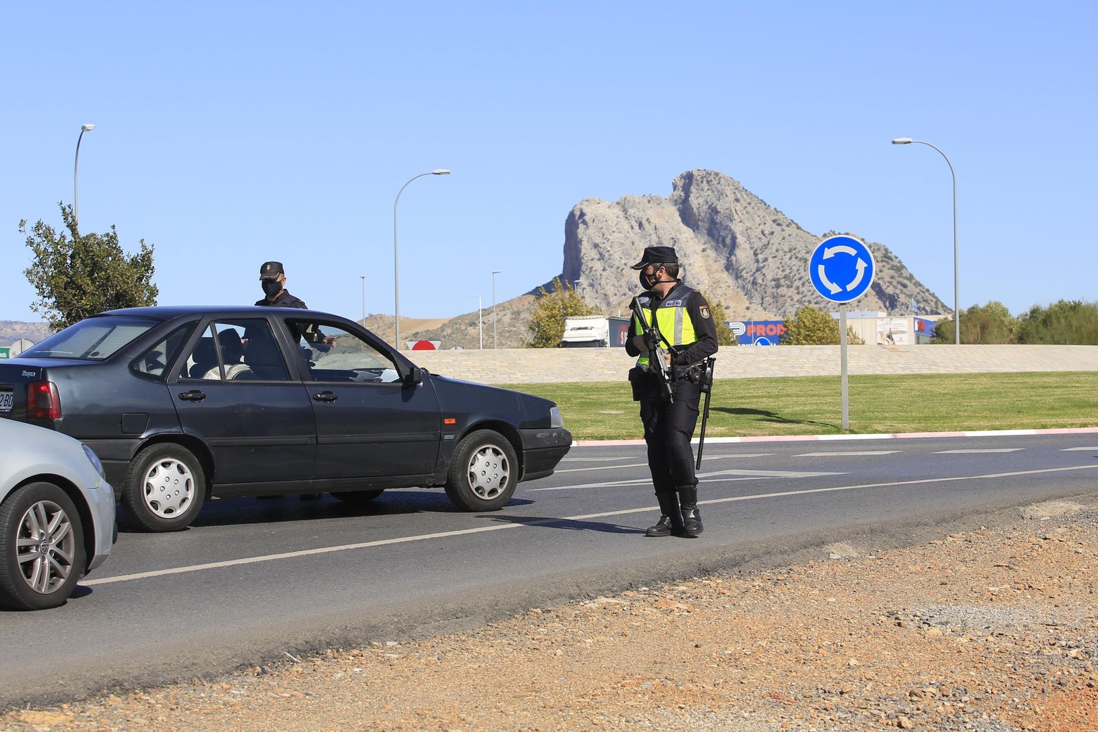 Controles policiales en Antequera, uno de los municipios cerrados desde el viernes.