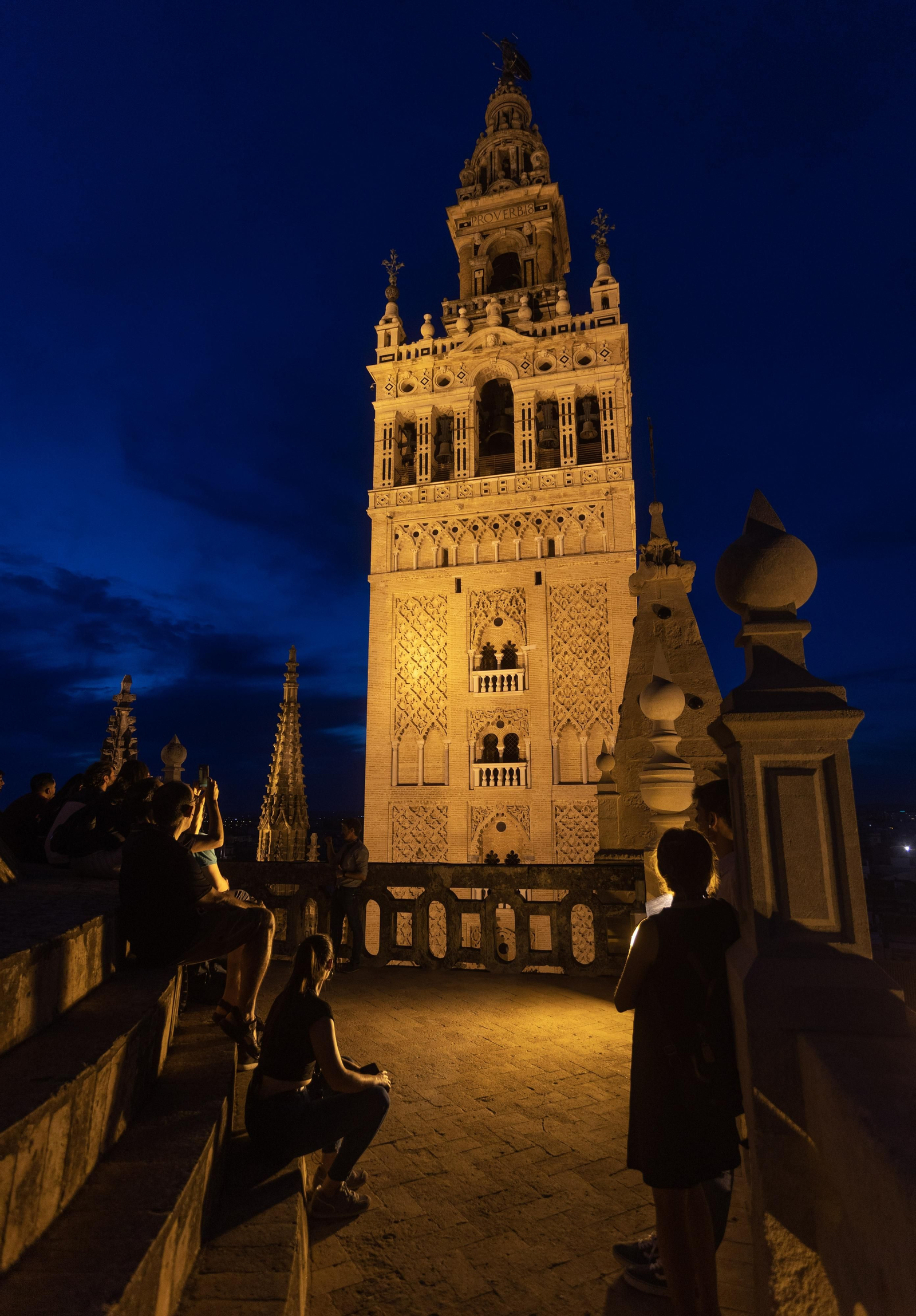 Las impresionantes imágenes de las cubiertas de la Catedral al anochecer