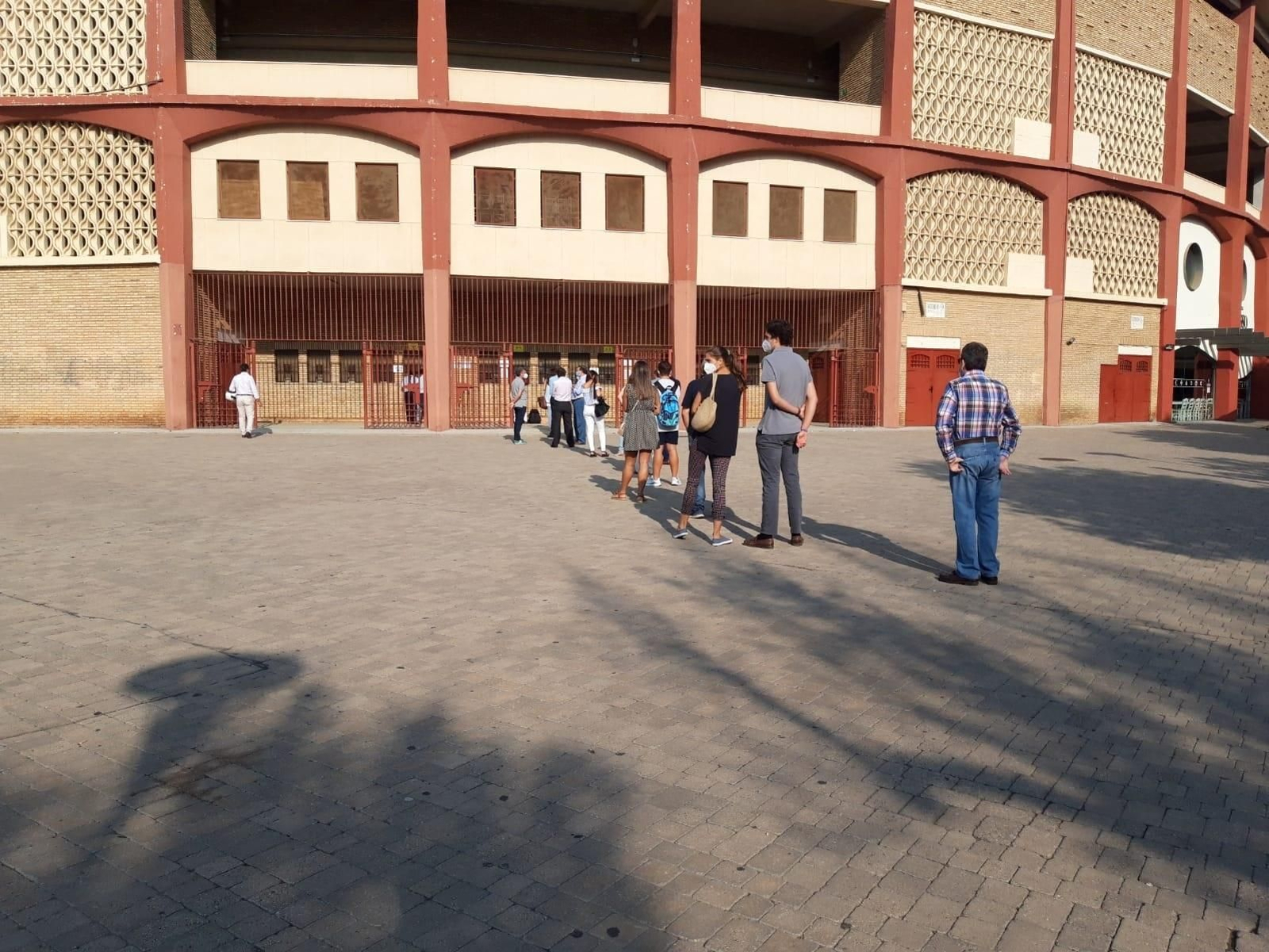 Cola para recoger la entrada del día 12 de octubre en la plaza de toros.