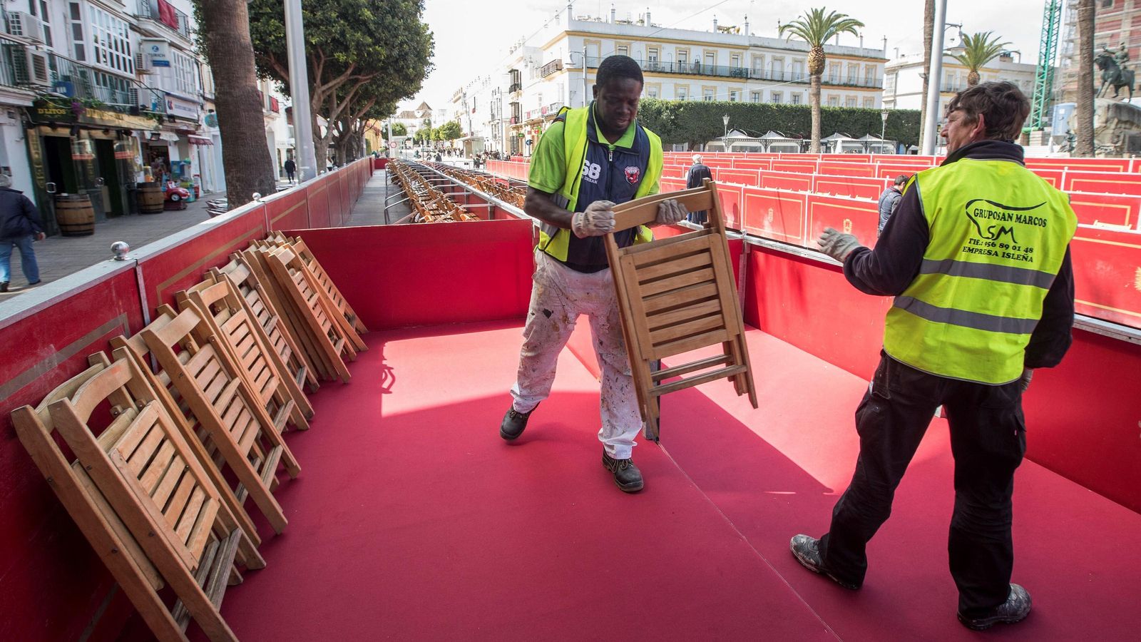 Operarios colocando sillas de la Carrera Oficial, en una imagen de archivo. Operarios colocando sillas de la Carrera Oficial, en una imagen de archivo.
