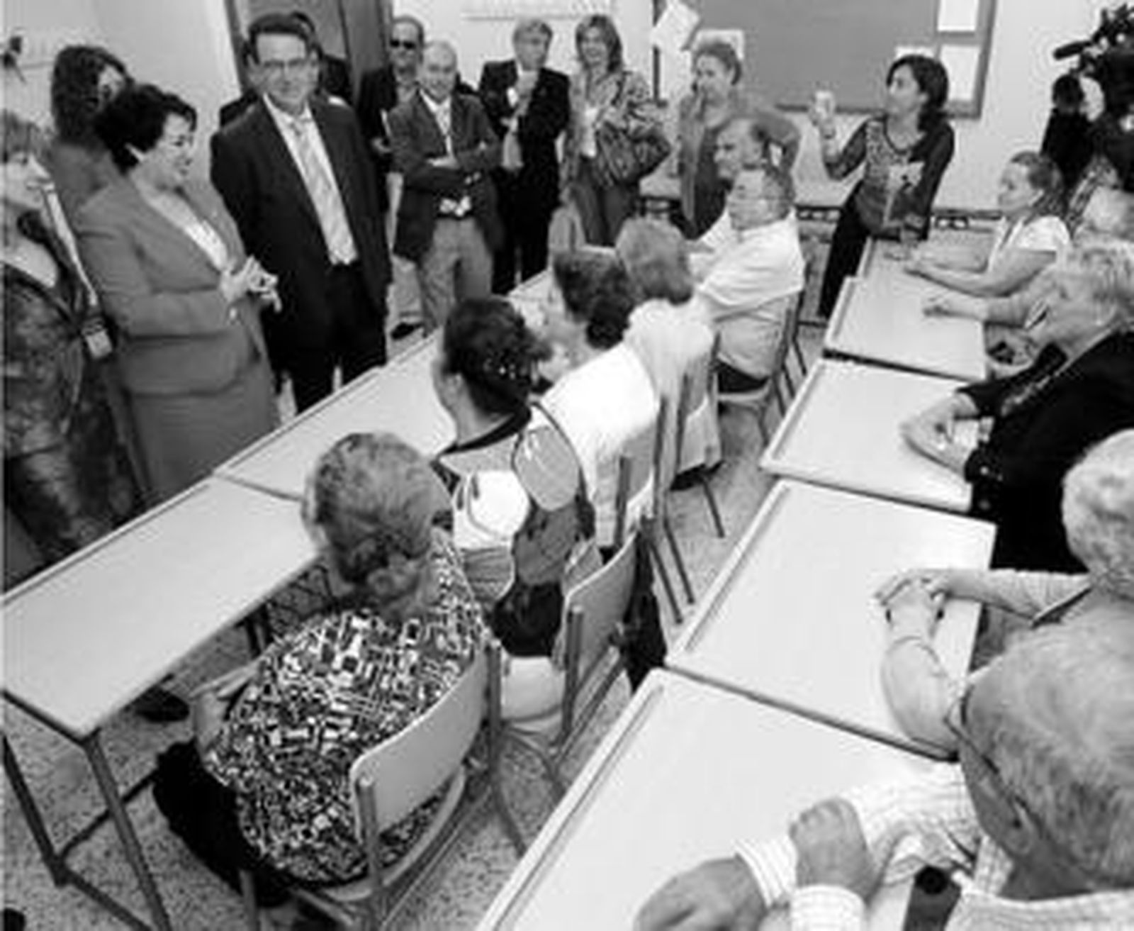 En la fotografía de la izquierda, la alcaldesa y la consejera durante su visita al centro de adultos 'Trece rosas' y, a la derecha, en el nuevo edificio del colegio Tomasa Pinilla.