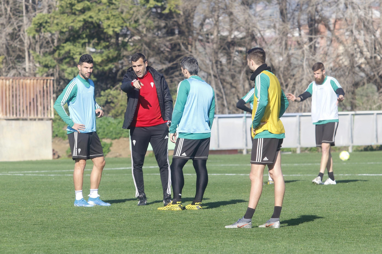 Raúl Agné charla con Willy y Piovaccari, en el entrenamiento del pasado miércoles.