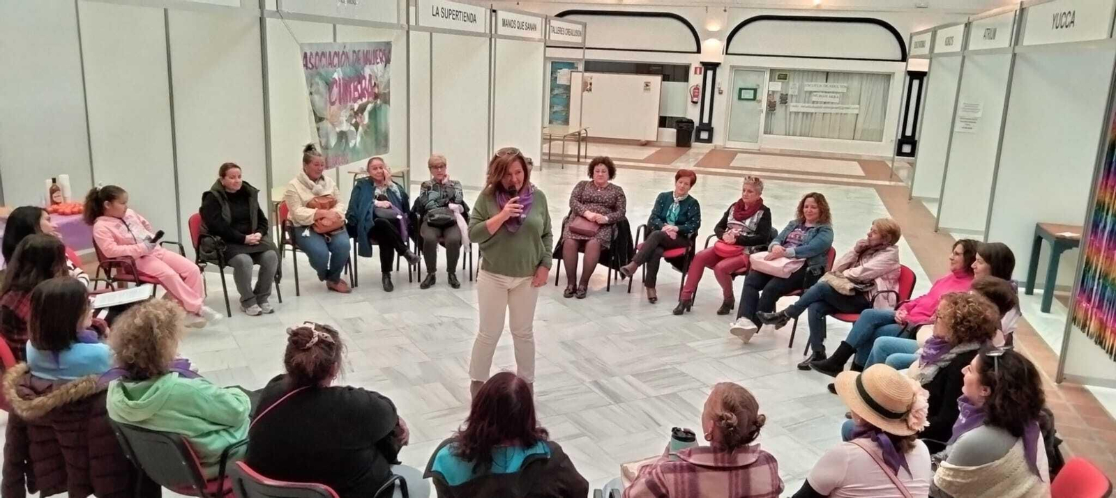 Momento de la charla de la coach emocional Emy Pardo