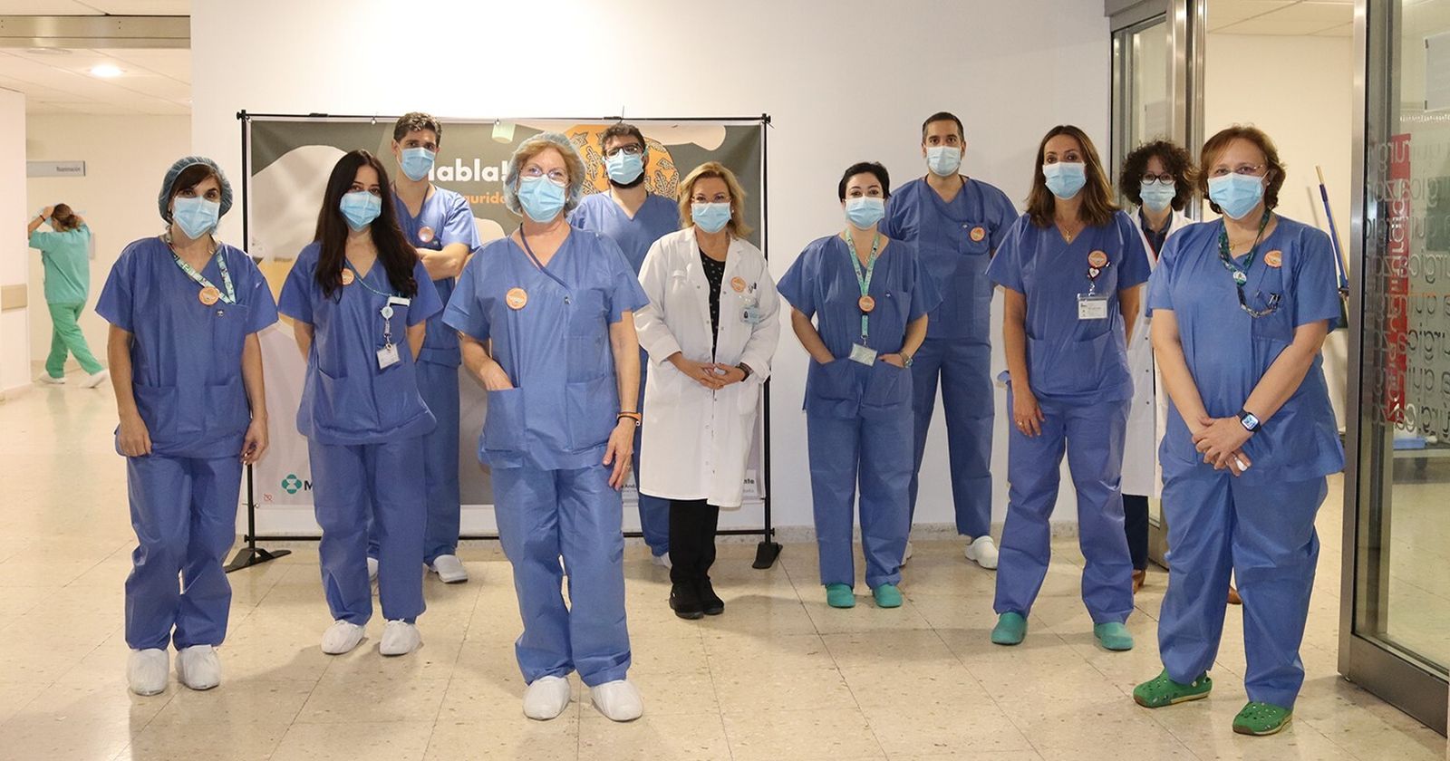 Diferentes especialistas y personal de Enfermería en el bloque quirúrgico del Reina Sofía.