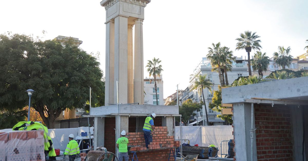 Con Málaga pone una denuncia administrativa ante la autoridad portuaria por las estatuas y exige que se paralice su instalación
