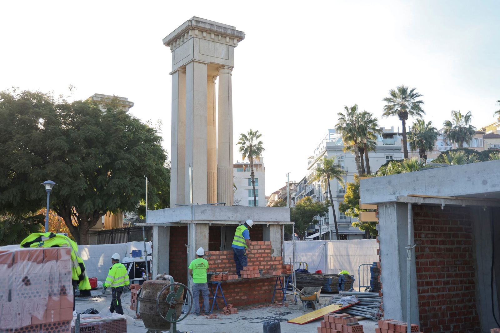 Obreros trabajan en las estructuras sobre las que deben descansar la Venus y el Neptuno en el puerto.