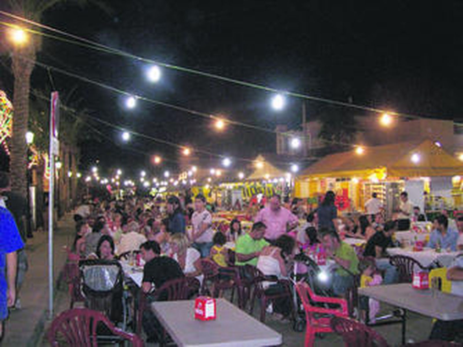 Los antusos llenan cada día los bares, ambigús y casetas instalados en el recinto ferial de la Era.