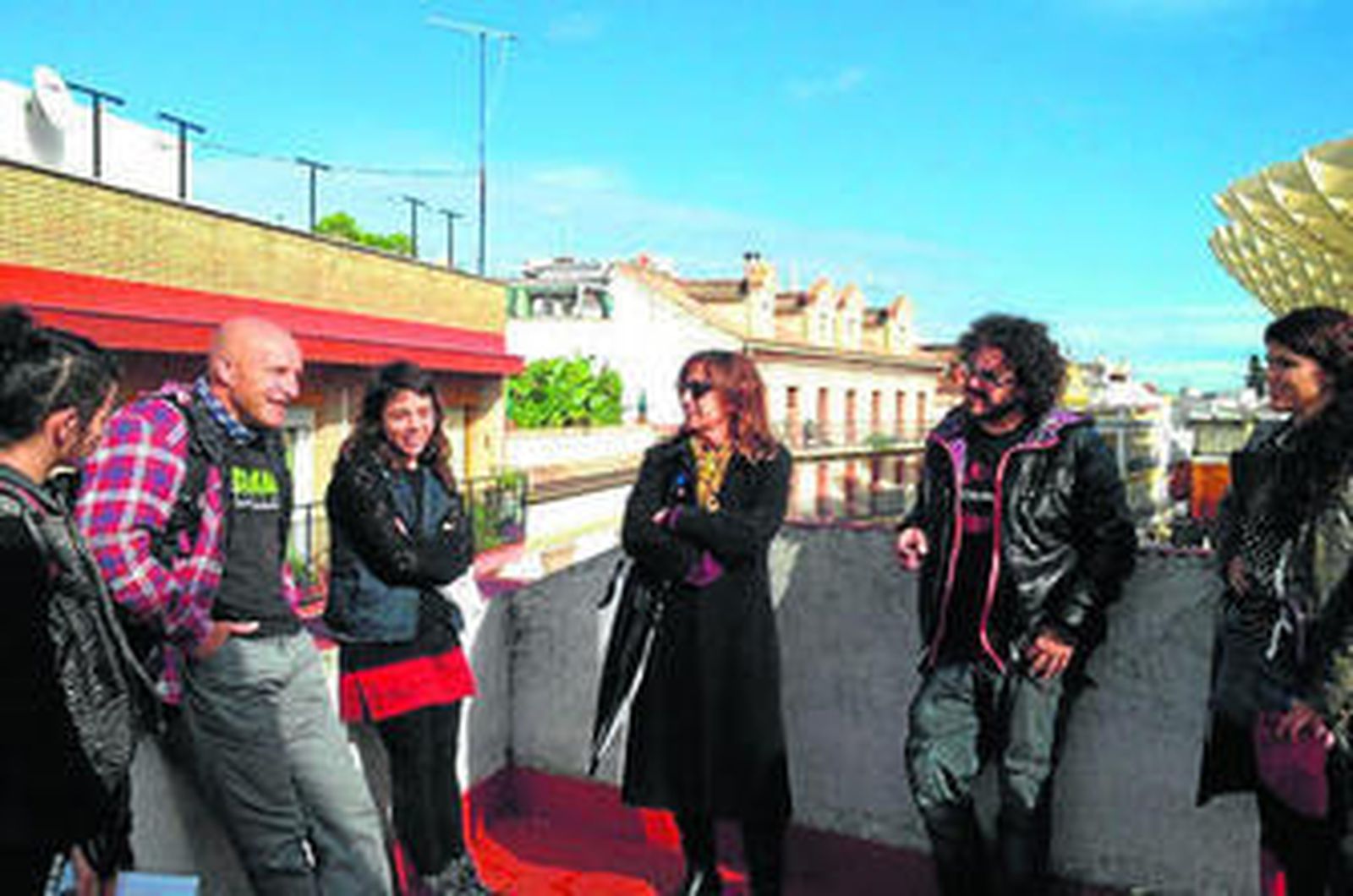 Reunión de un grupo de actores en la azotea del edificio que albergará este proyecto.