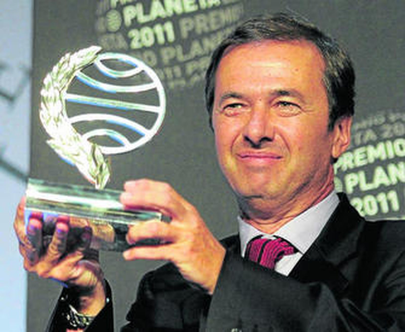 El escritor madrileño Javier Moro, anoche, con el Premio Planeta.