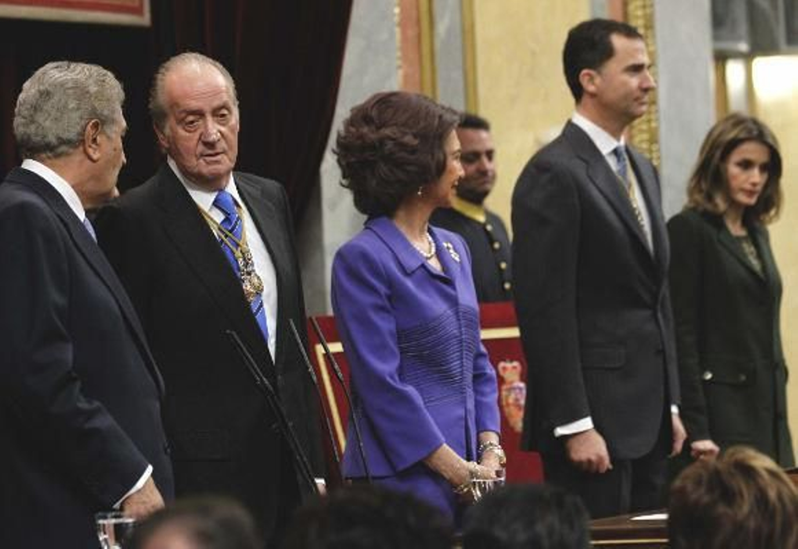 El Rey hace un llamamiento en el Parlamento a reforzar la confianza institucional