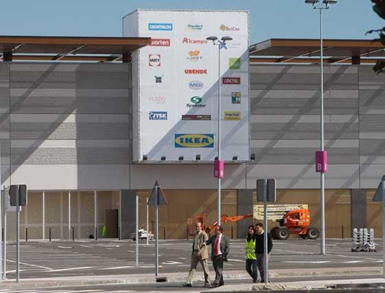 Luz Shopping, el mayor parque comercial de Andalucía, abrirá sus puertas la próxima semana con 1.200 nuevos empleos directos. Las previsiones apúntan a 6 millones de visitas en su primer año.

Foto: Juan Carlos Toro