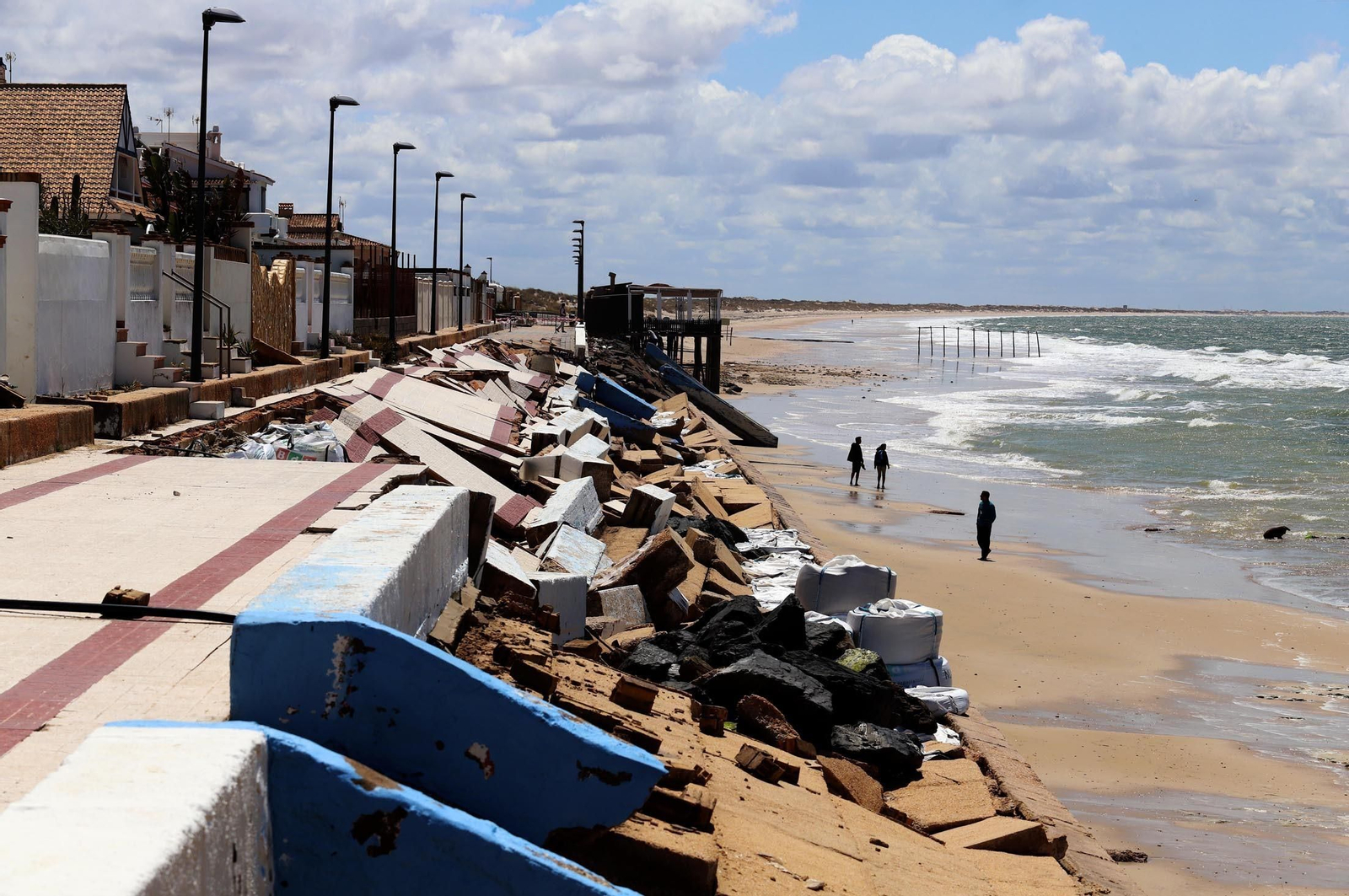 El paseo marítimo de Matalascañas en la jornada de ayer, destrozado.