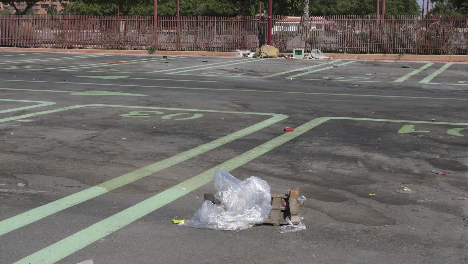 Fotos de la basura acumulada en el aparcamiento de los feriantes en la Vega de Acá