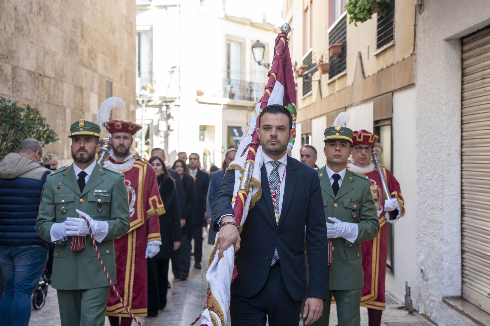 El Pendón vuelve a alzarse en Almería: memoria y ciudad bajo la luz de diciembre