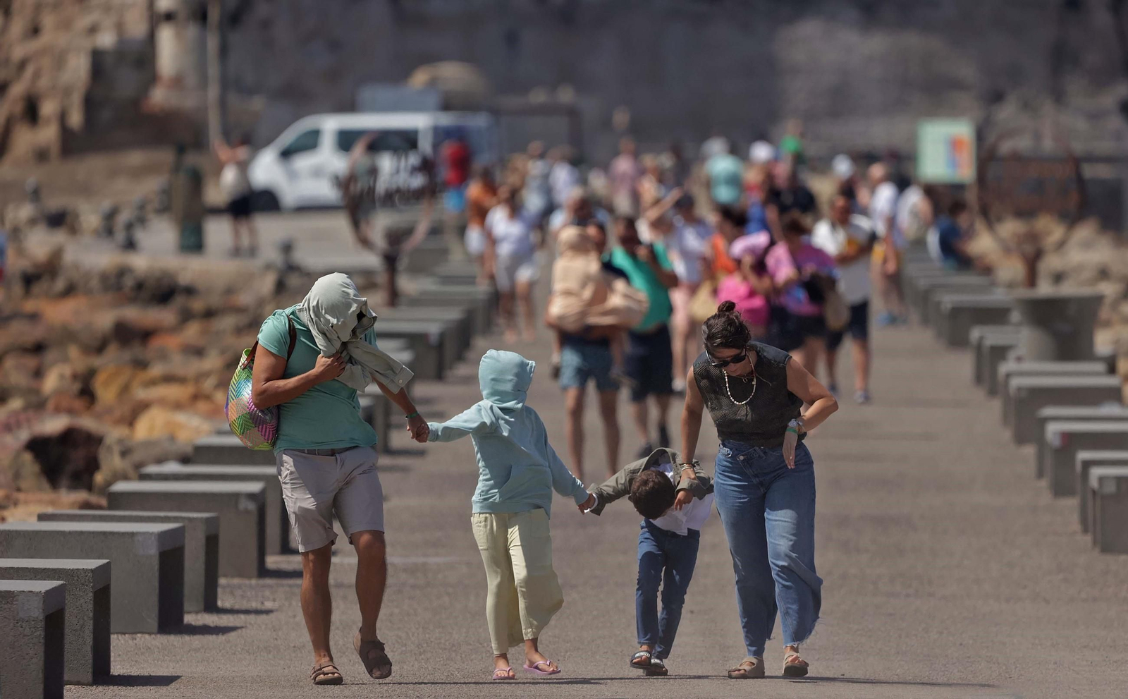 El viento de levante será de Fuerza 7 en la zona del Estrecho y al oeste de Tarifa donde, en la imagen, se aprecia como golpea con dureza a los turistas.