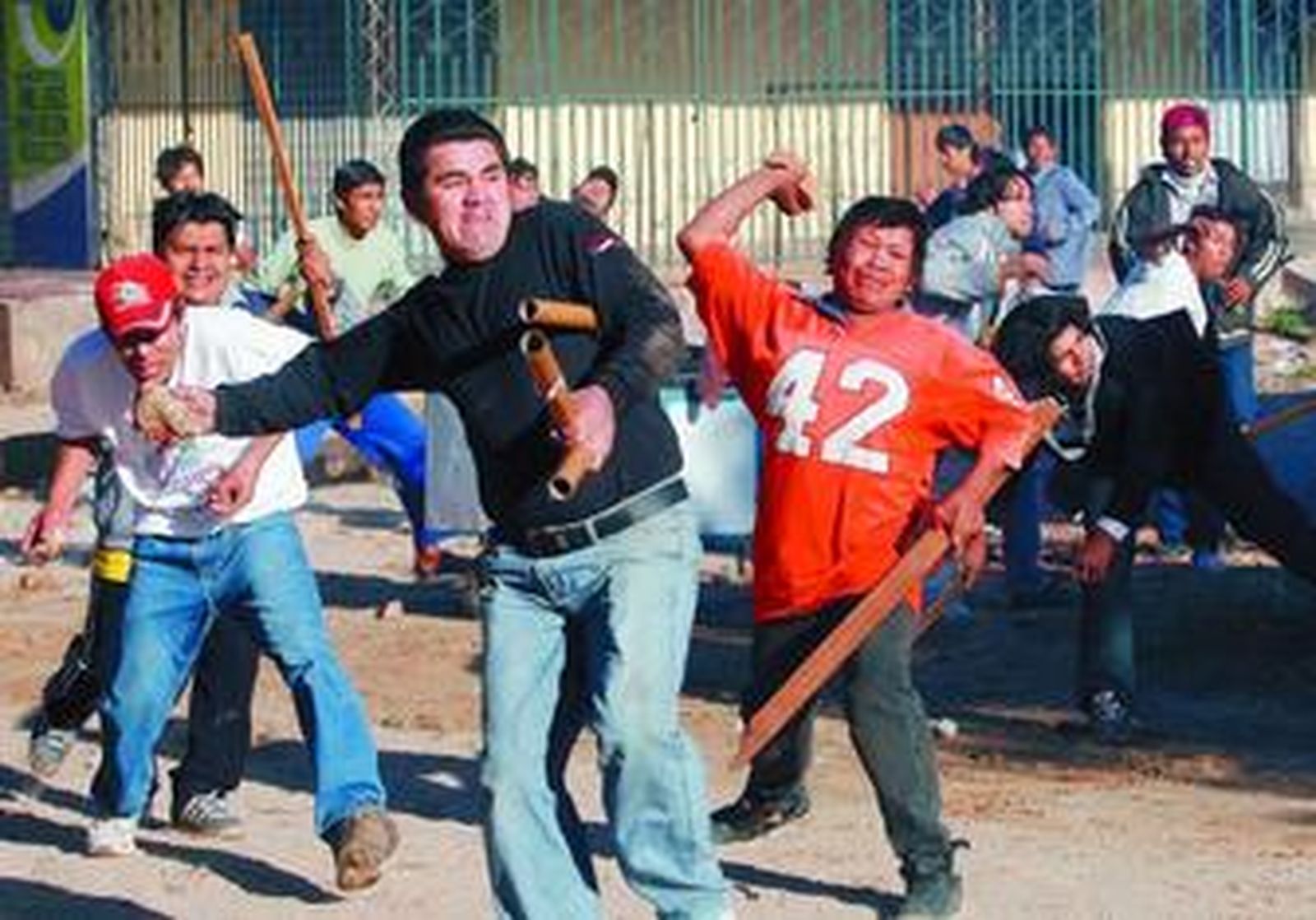 Bolivianos partidarios del Gobierno intentaban boicotear con palos y piedras el referéndum de ayer en Santa Cruz.