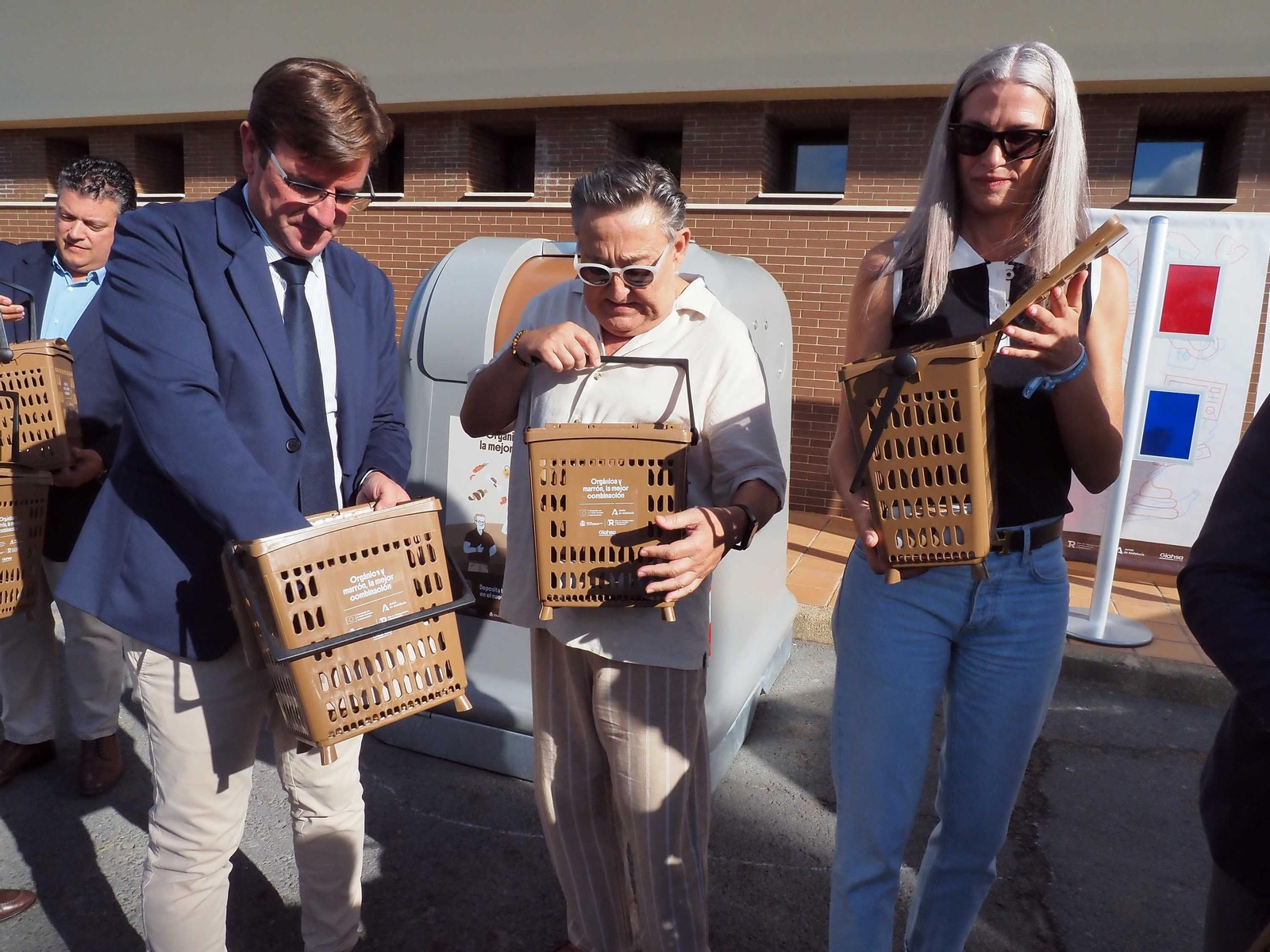 El presidente de Giahsa y las caras visibles de la campaña muestran sus kits domésticos