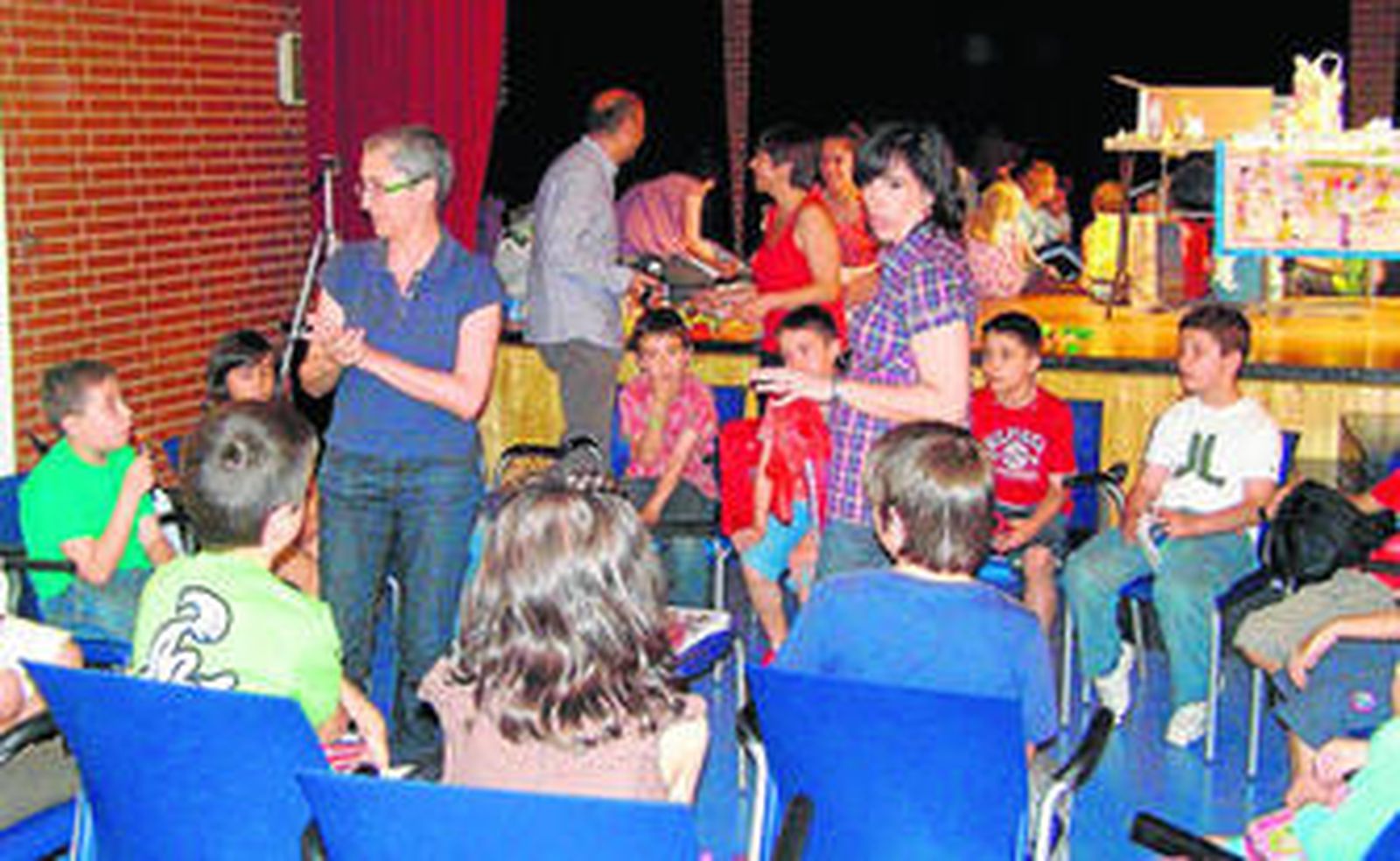 Un grupo de niños alérgicos escuchando la explicación de las monitoras del curso sobre alimentación, organizado por la Asociación Española de Alérgicos a Alimentos y Látex.