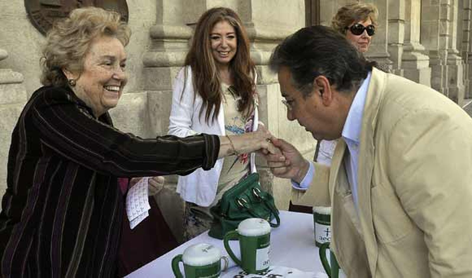 Zoido anima a los sevillanos a apoyar la lucha contra el cáncer