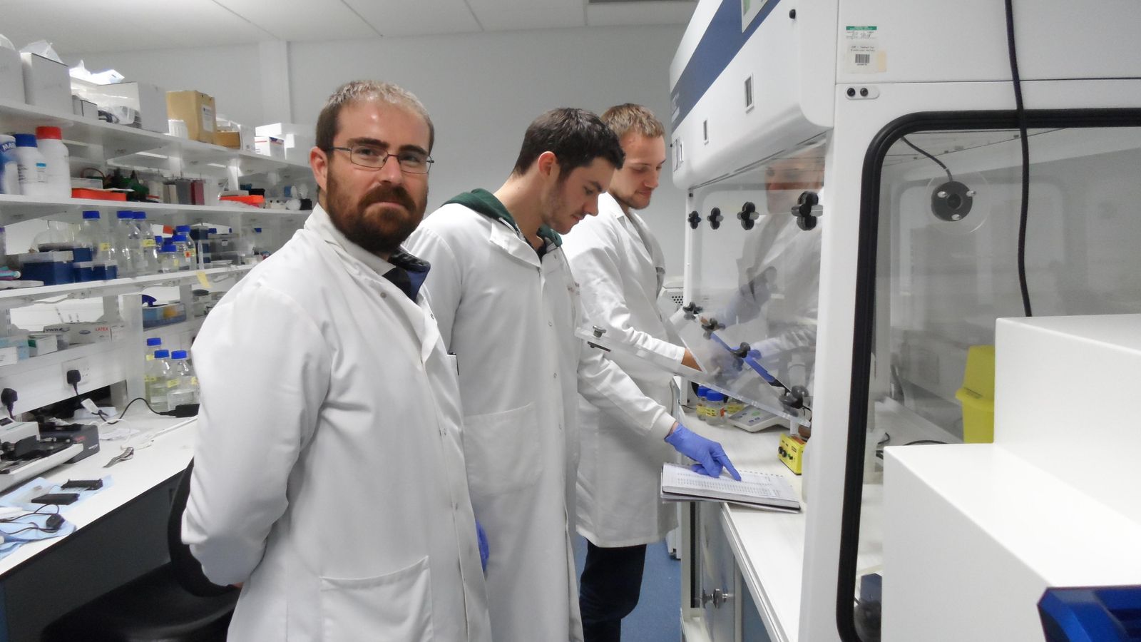 Asier Unciti-Broceta, en el laboratorio. Asier Unciti-Broceta, en el laboratorio.