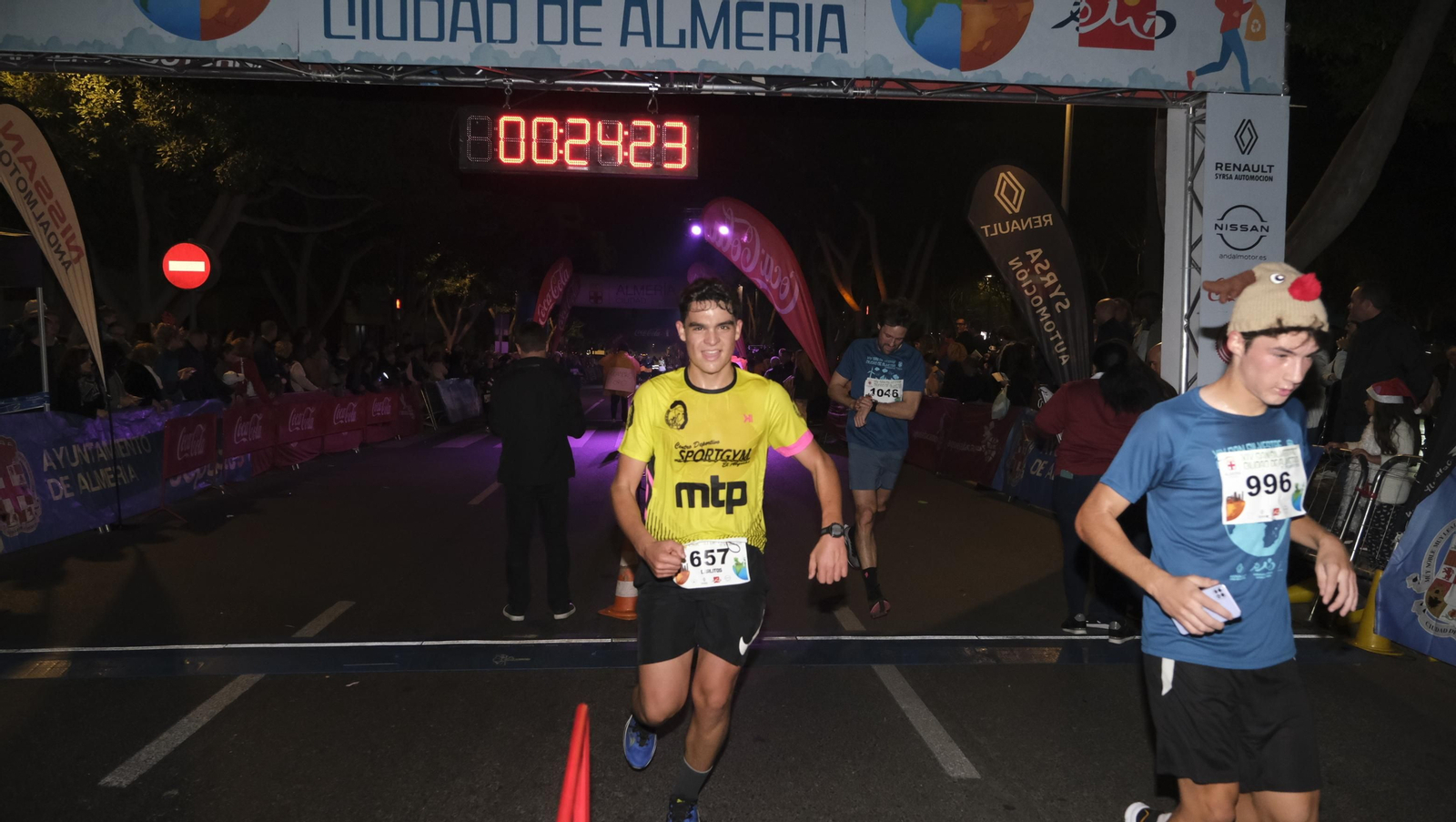Imágenes de la XIV edición de la San Silvestre de Almería