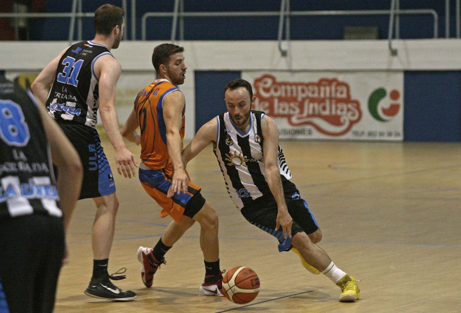 Miki Ortega bota el balón.