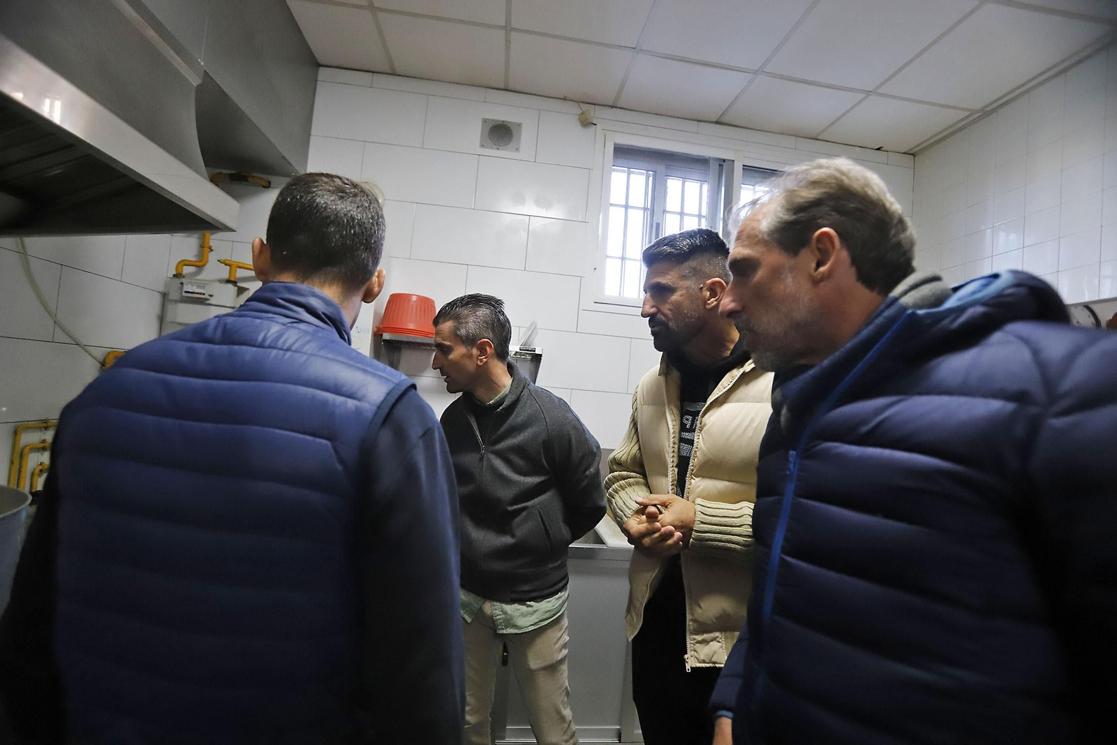 Imágenes del voluntariado de la plantilla del Recre en el comedor social Virgen de la Cinta.