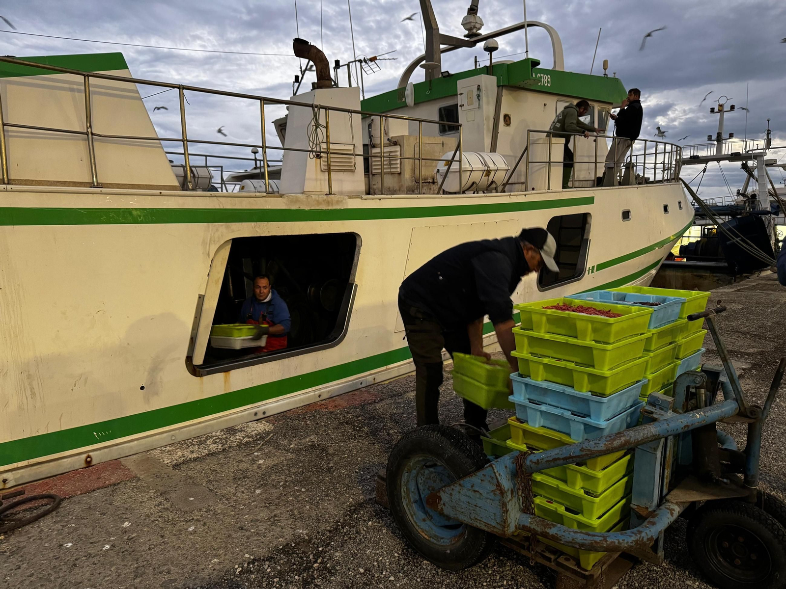 Pescadores descargando las pesqueras del día, en una imagen de archivo