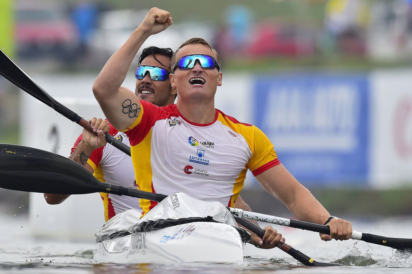 Los españoles Marcus Cooper Walz y Rodrigo Germade tras proclamarse campeones del mundo en K2 500 metros en Racice, Chequia.