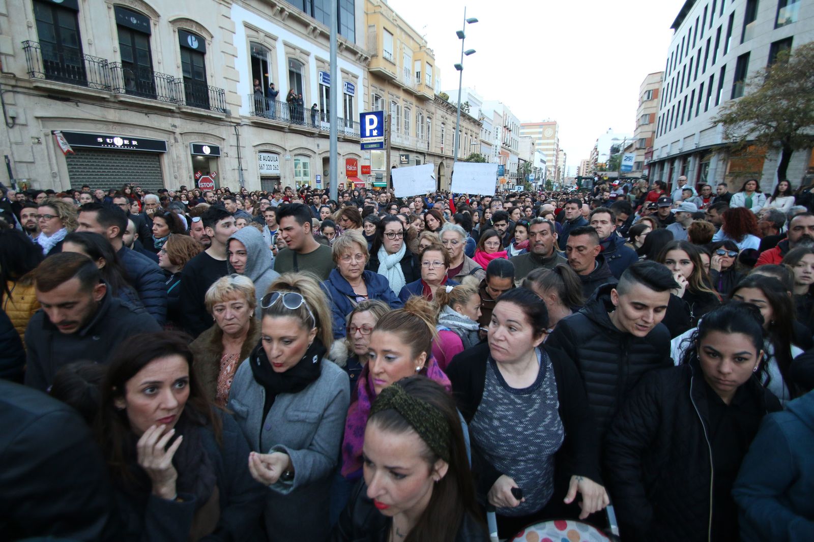 Las imágenes de los 5 minutos de silencio por Gabriel en Puerta Purchena