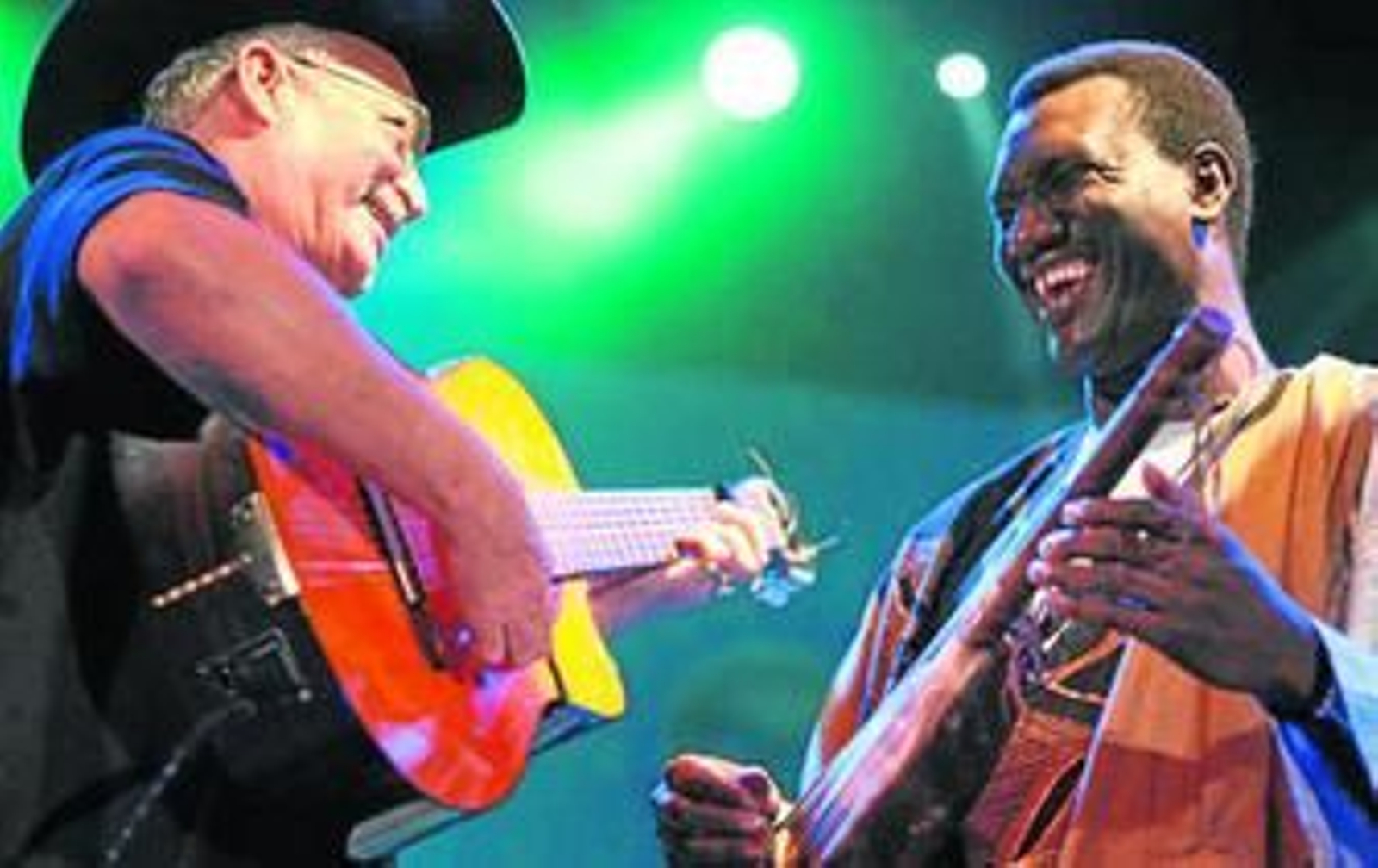 Eliades Ochoa yToumani Diabaté en plena actuación.